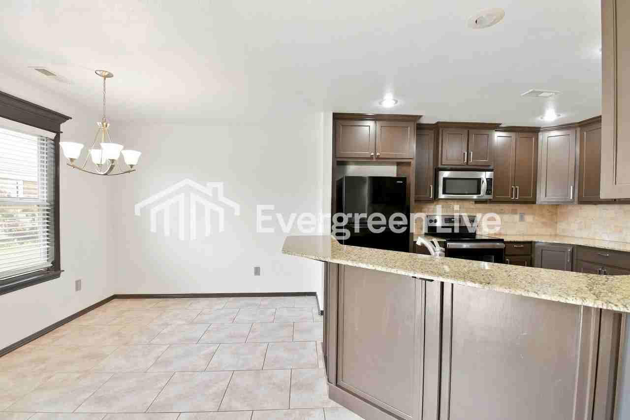 955 Washburn Dr - Photo 5 of 15