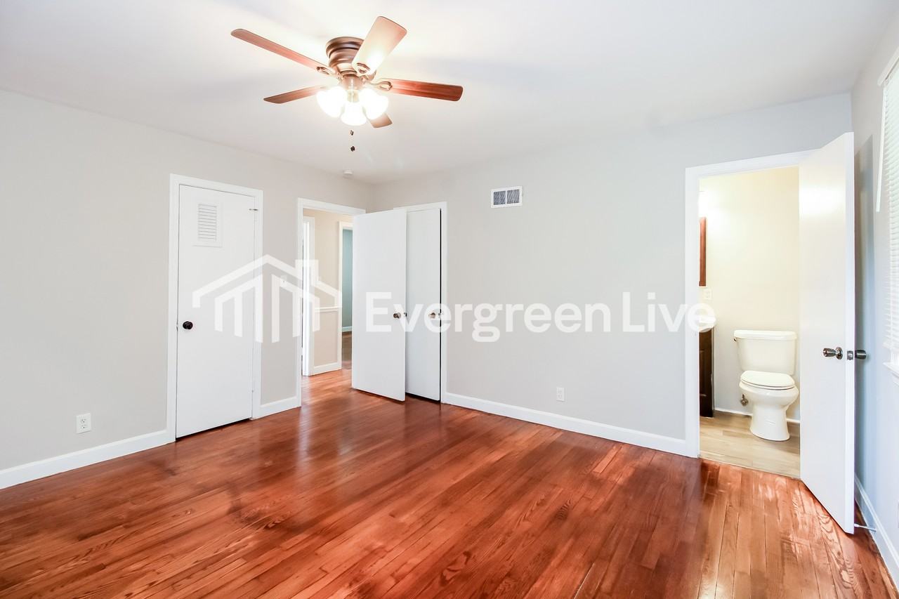 2620 Greencrest Dr - Photo 2 of 15