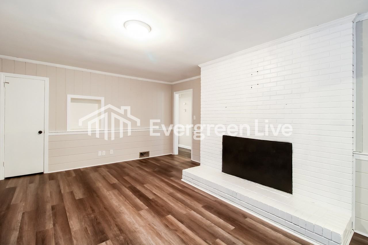 2620 Greencrest Dr - Photo 3 of 15