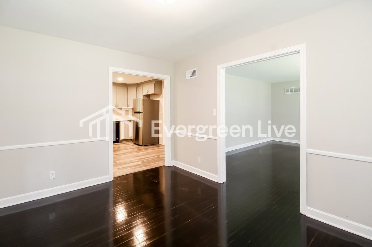 2620 Greencrest Dr - Photo 4 of 15
