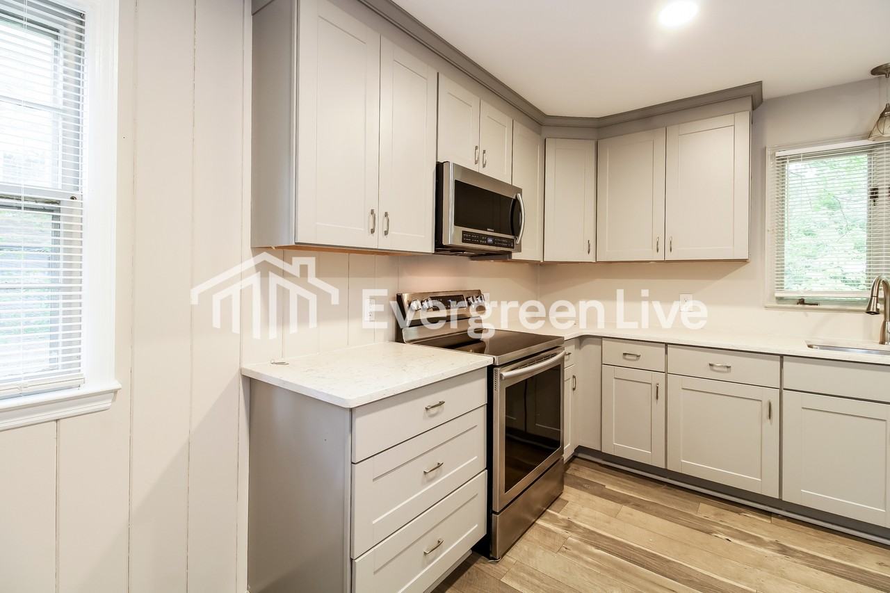 2620 Greencrest Dr - Photo 6 of 15