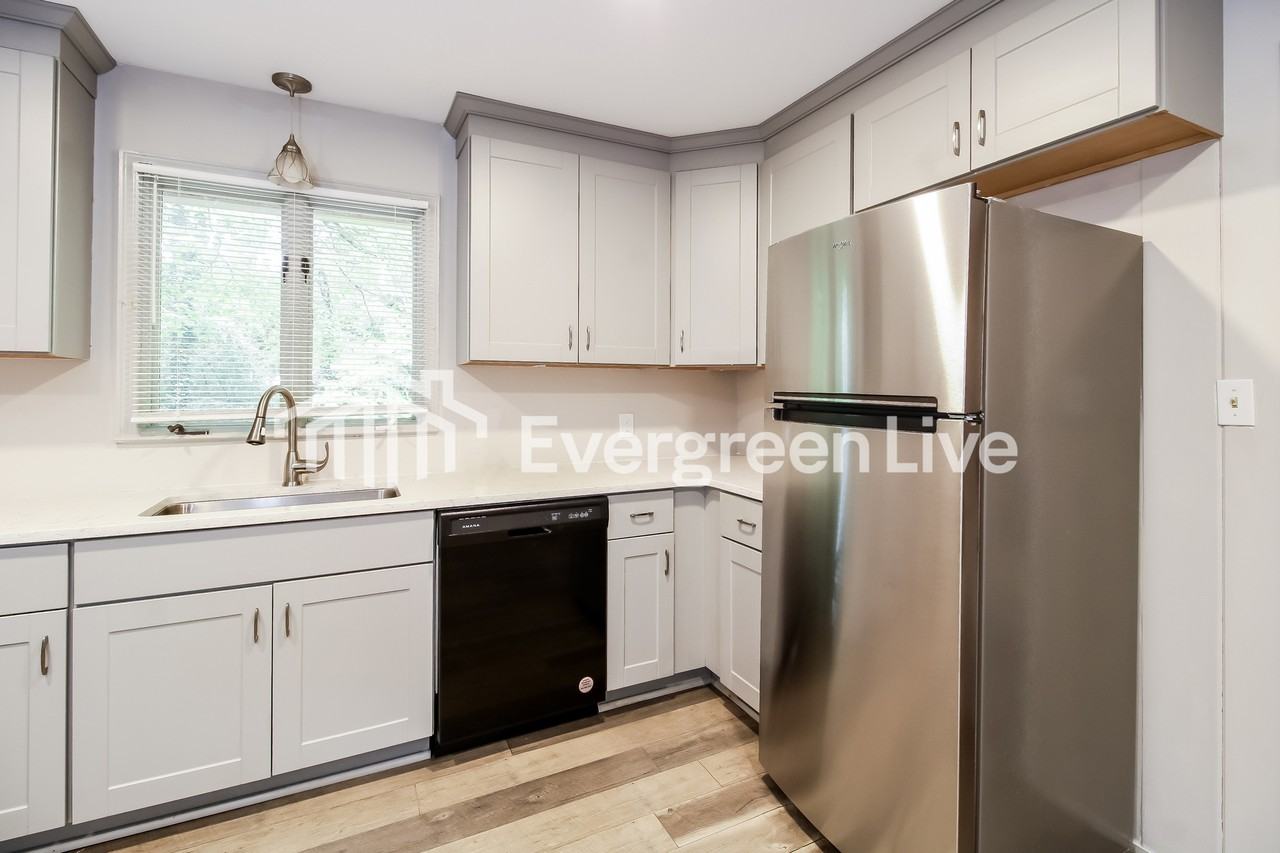 2620 Greencrest Dr - Photo 7 of 15
