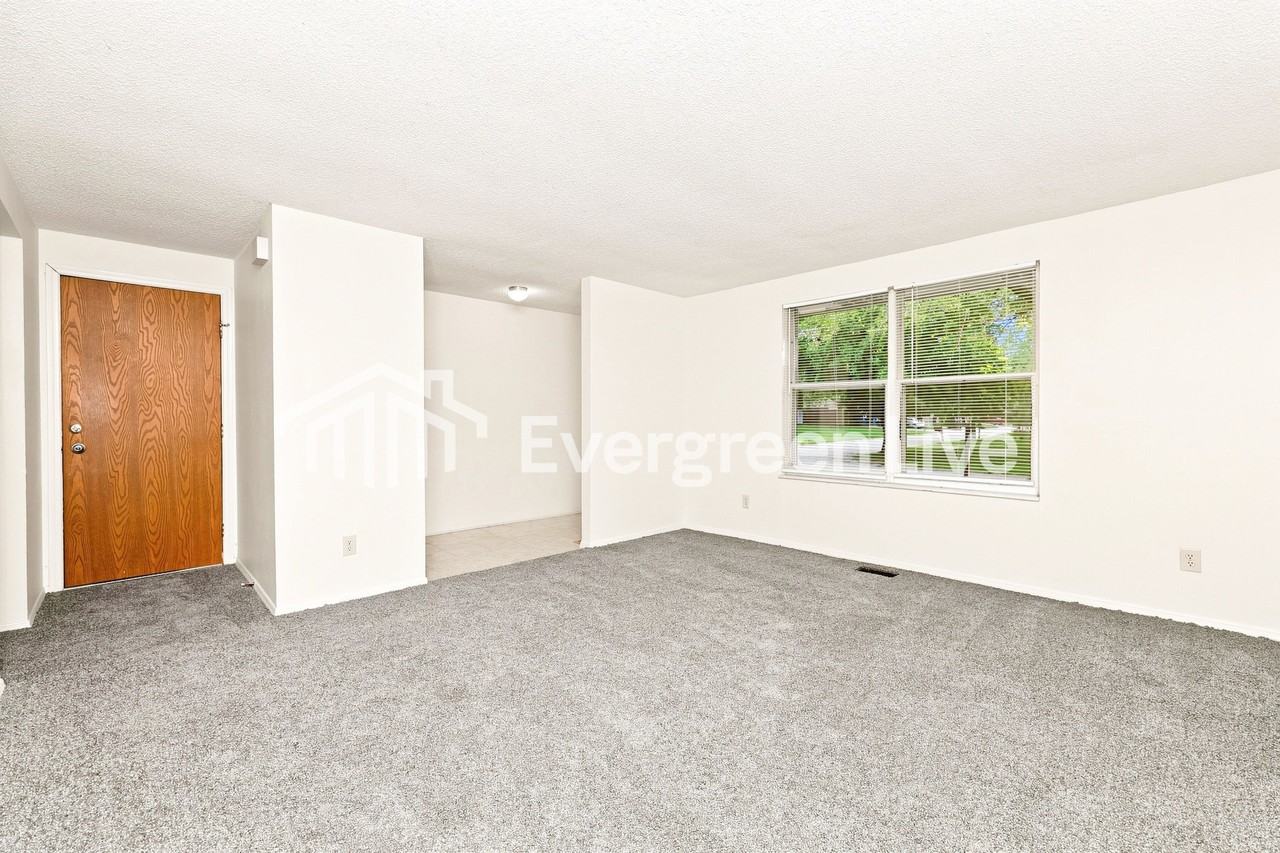 6477 Rolling Glen Dr - Photo 3 of 17
