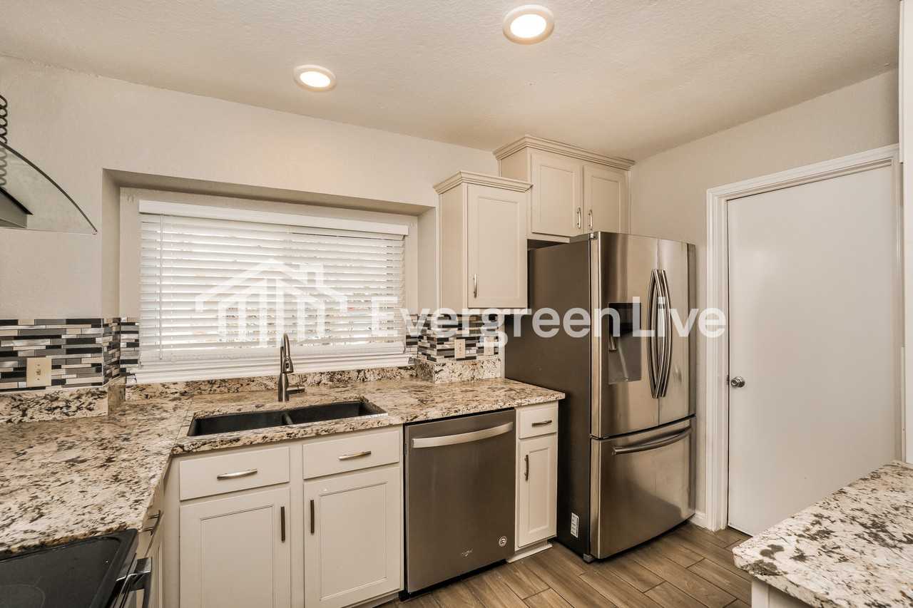 719 Cypresstree Dr - Photo 3 of 14