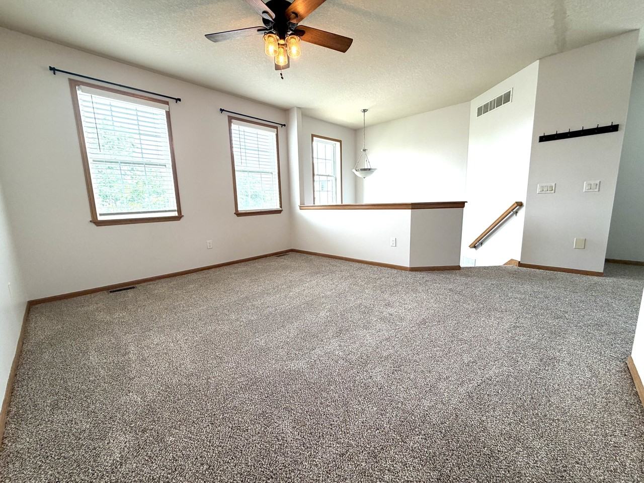 1005 Ne Kamies Ln #TH - Photo 4 of 14