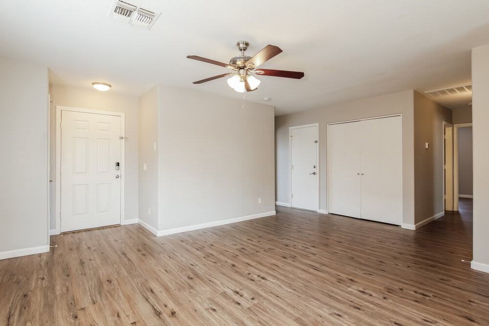 2613 S 71st Dr - Photo 3 of 16