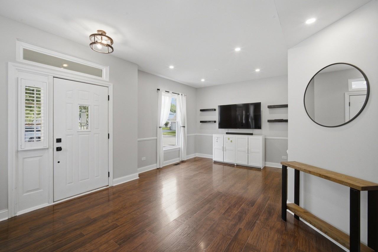 843 Newbury Ct - Photo 2 of 16