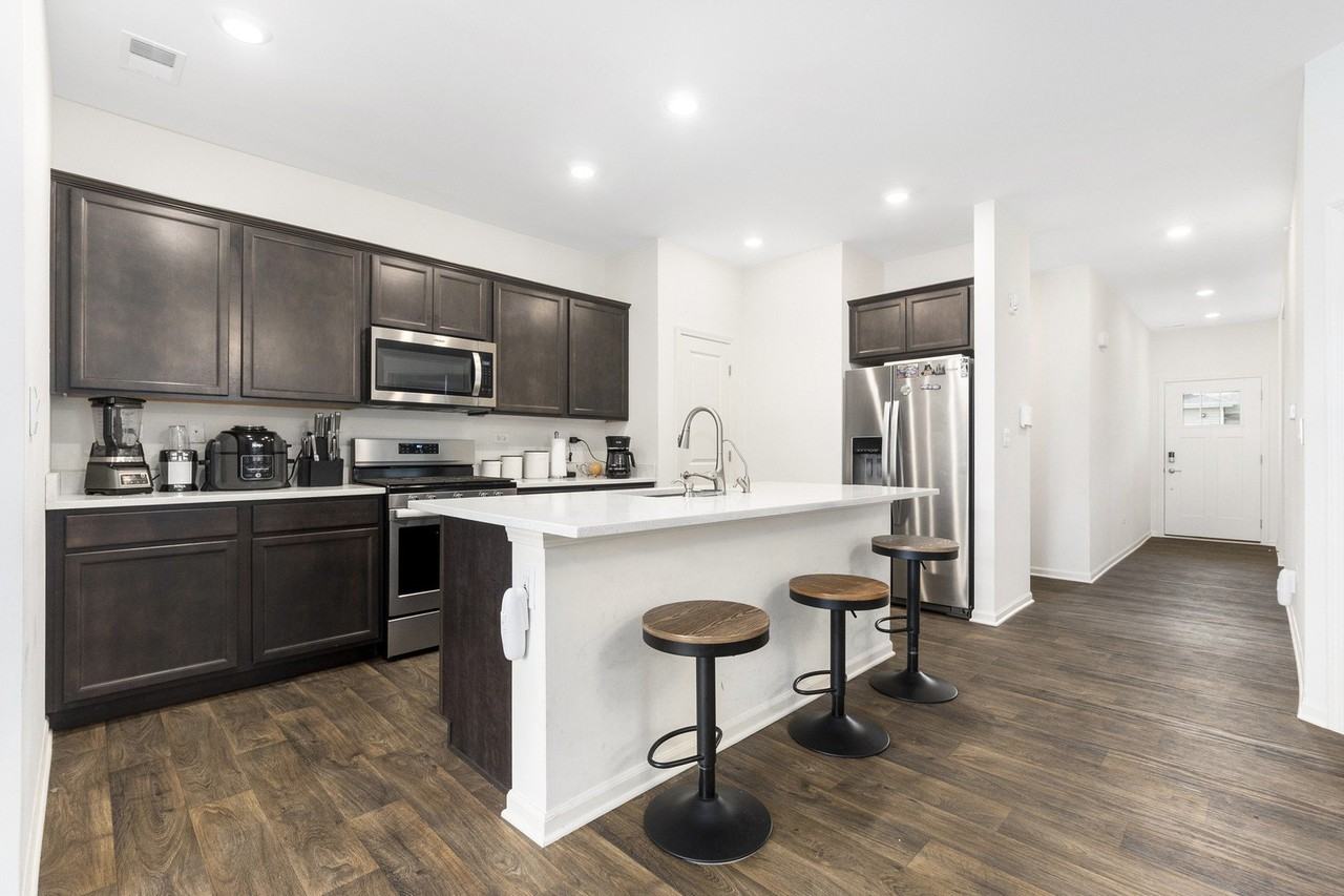 216 Sussex Ct - Photo 2 of 16