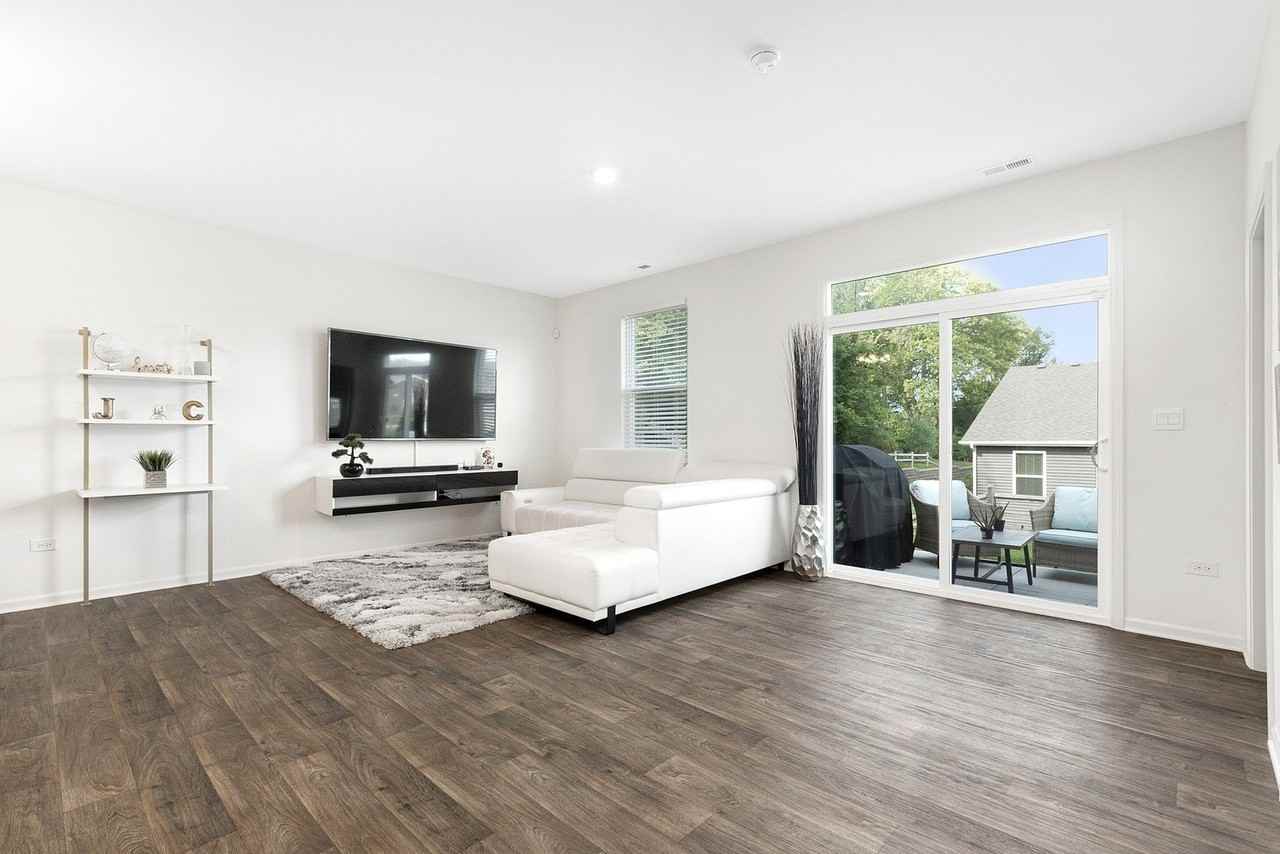216 Sussex Ct - Photo 3 of 16