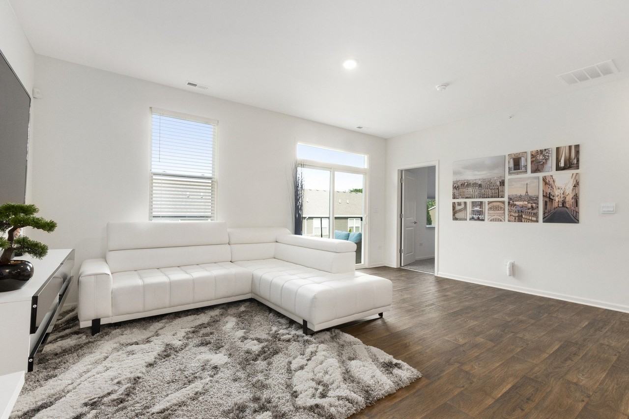 216 Sussex Ct - Photo 4 of 16