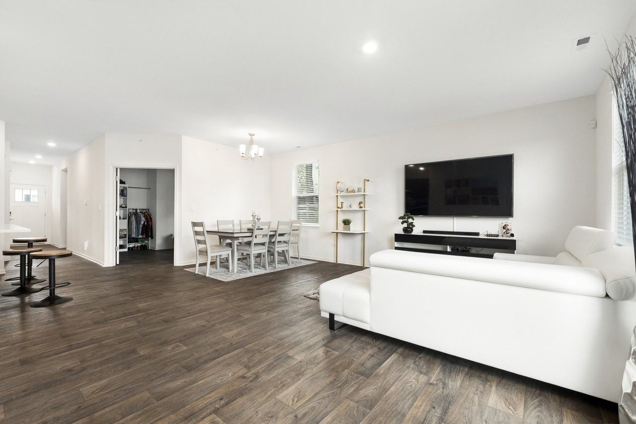 216 Sussex Ct - Photo 6 of 16