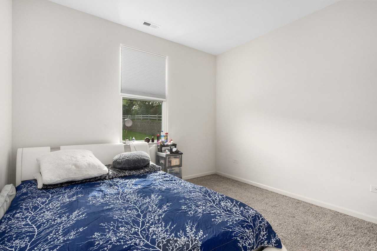216 Sussex Ct - Photo 7 of 16