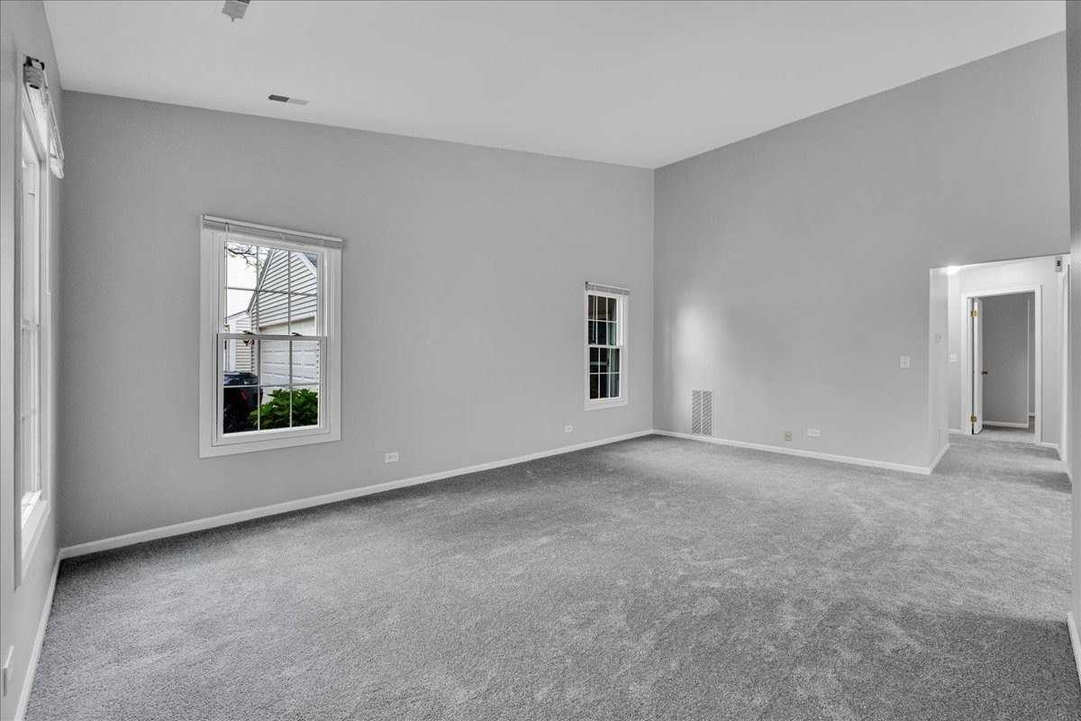 1049 Oswego Rd - Photo 4 of 26