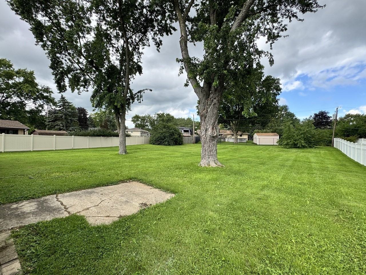 305 N Brookshore Dr - Photo 4 of 15