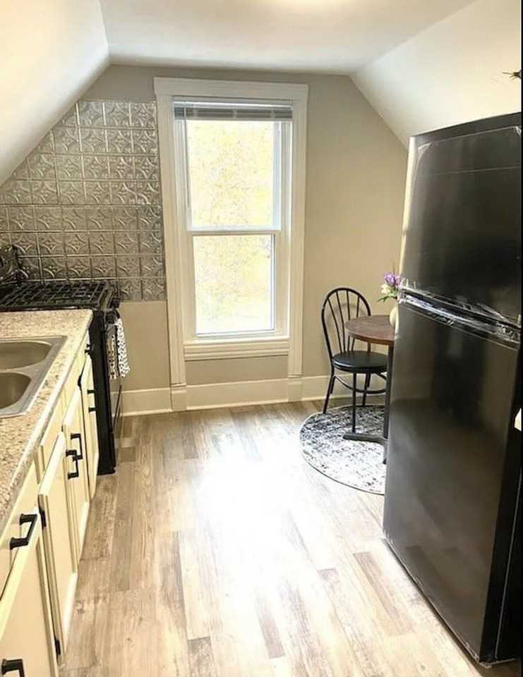 612 1/2 E Chestnut St #2 - Photo 7 of 12