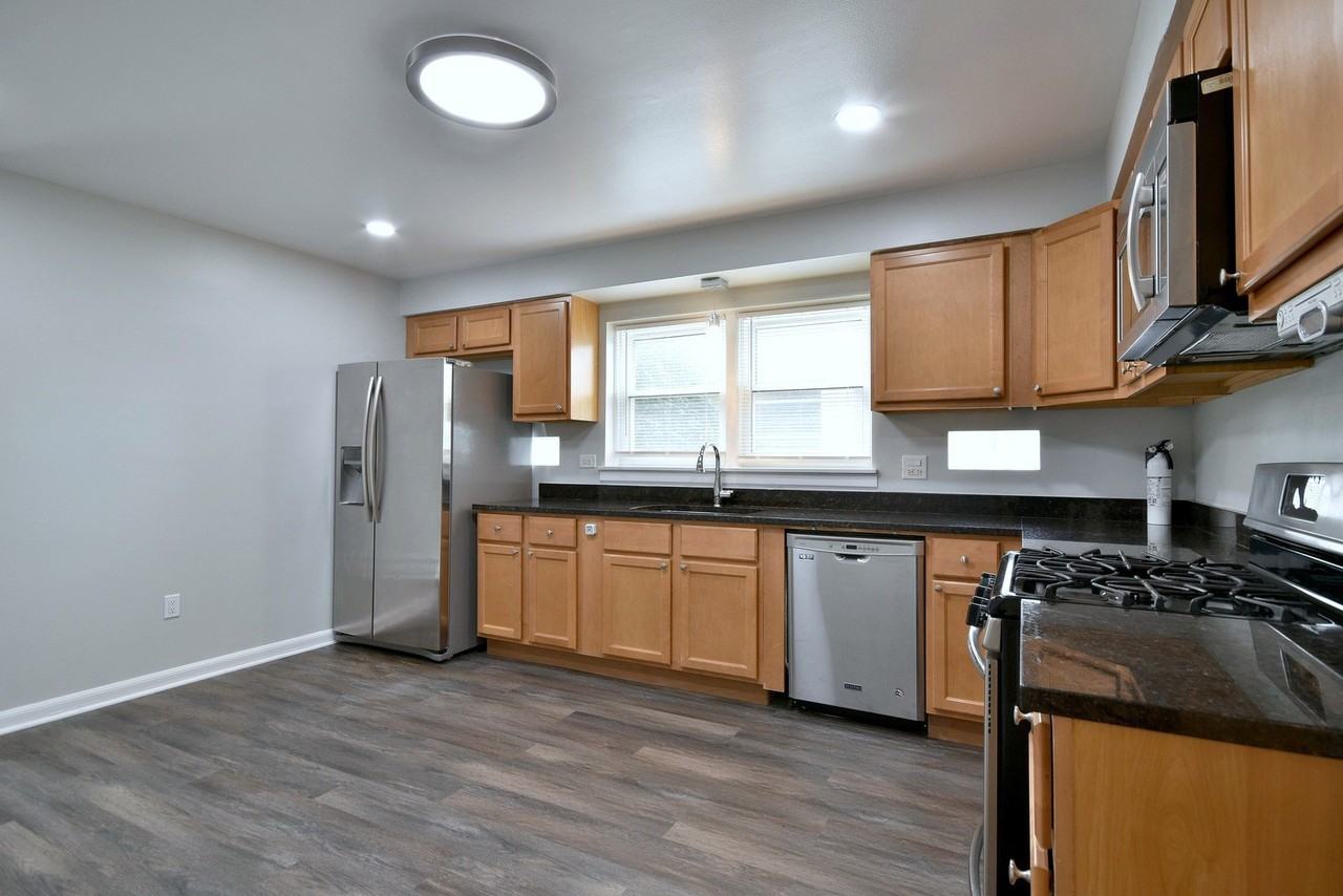 1530 Clinton Pl #1 - Photo 7 of 32