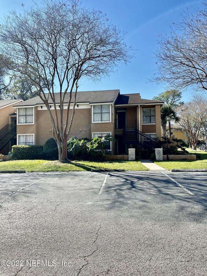 887 Coral Reef Way - Photo 2 of 34