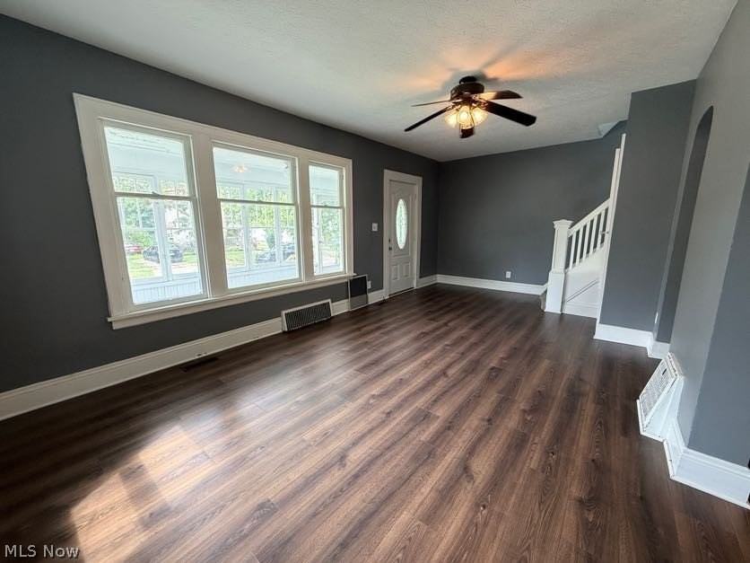1467 Beardsley St - Photo 5 of 30