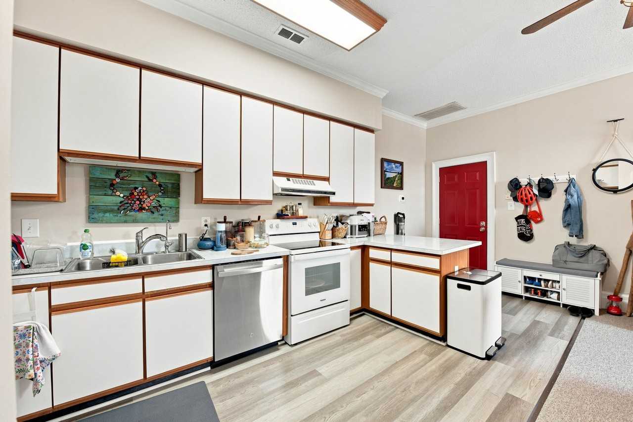 415 Broad St #B - Photo 3 of 18