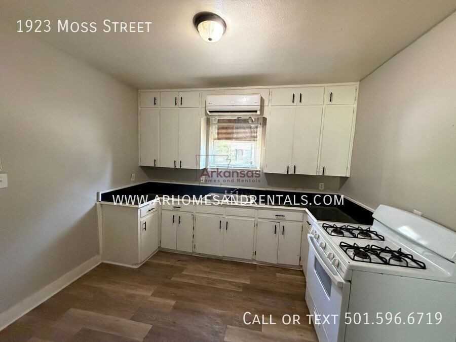 1923 Moss St - Photo 4 of 12