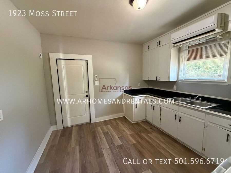 1923 Moss St - Photo 5 of 12