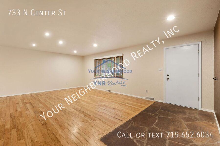 733 Center St - Photo 3 of 18
