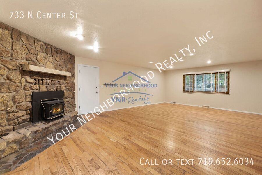733 Center St - Photo 4 of 18