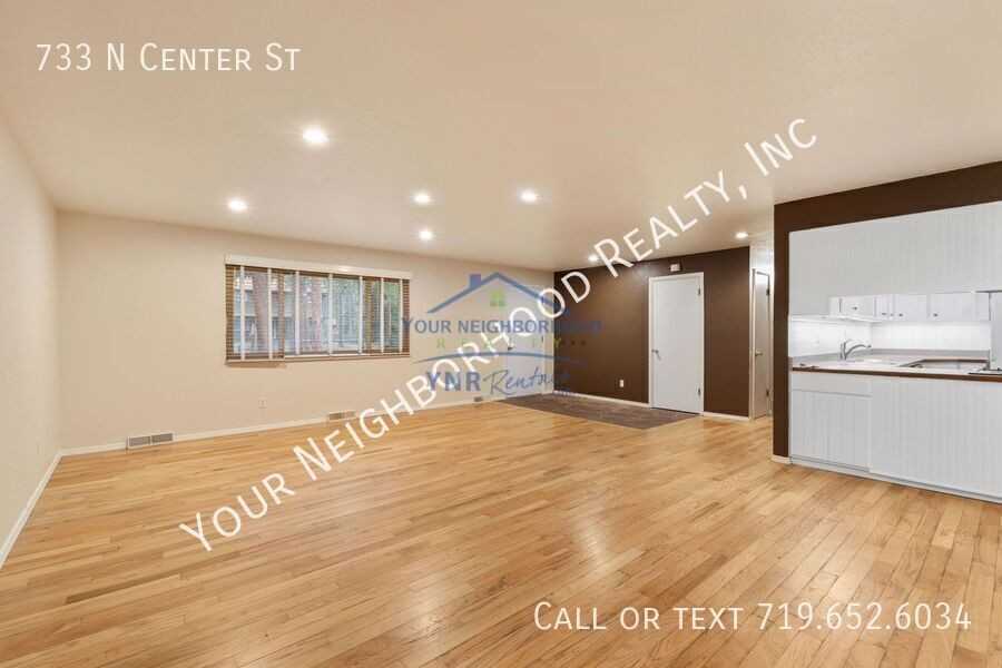 733 Center St - Photo 5 of 18