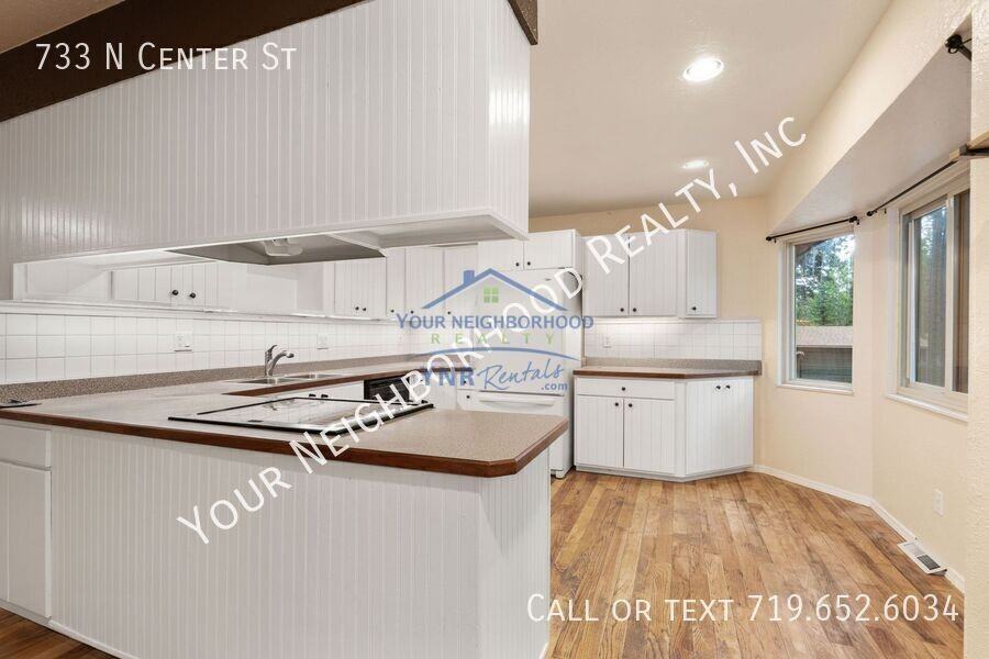 733 Center St - Photo 6 of 18