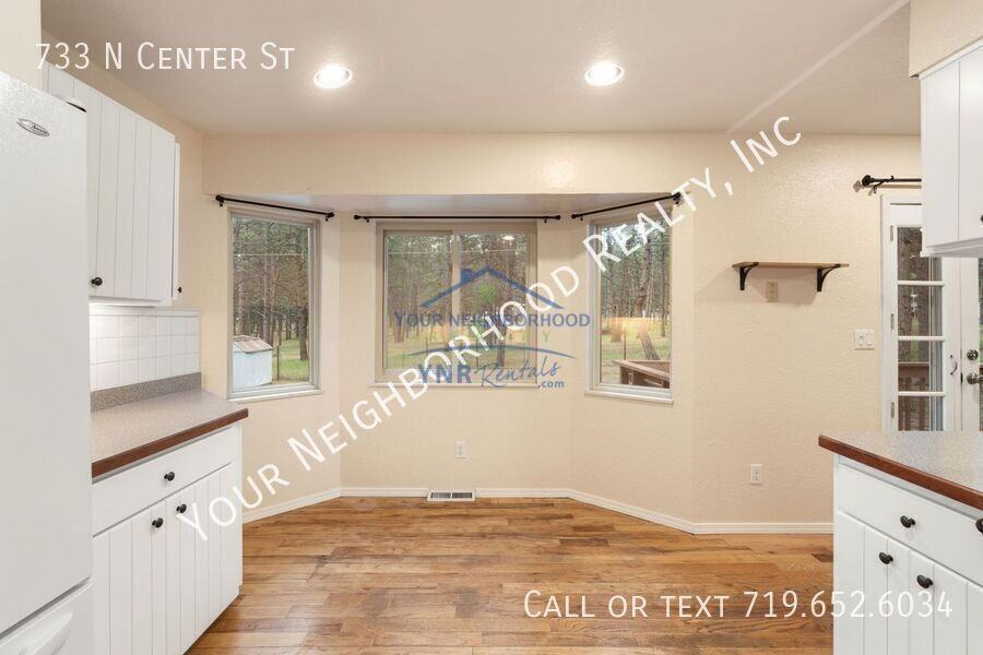 733 Center St - Photo 7 of 18