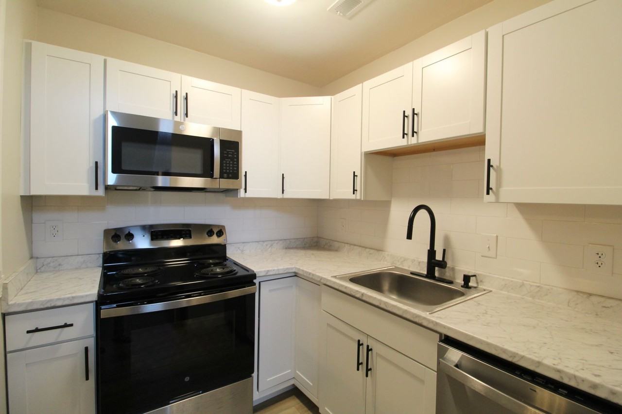 1362 Bradley Dr - Photo 6 of 34
