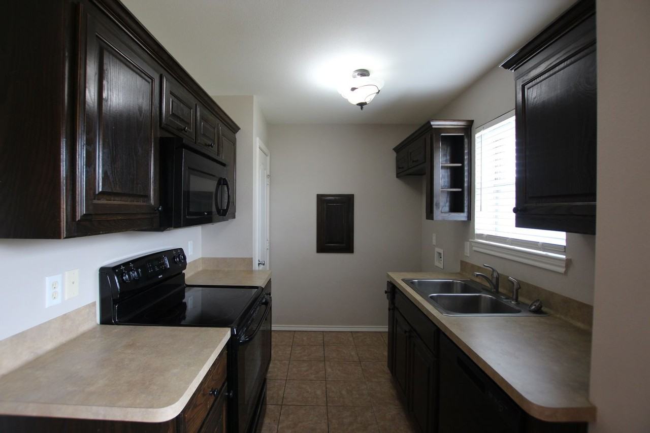 17012 Loring Ln - Photo 4 of 15