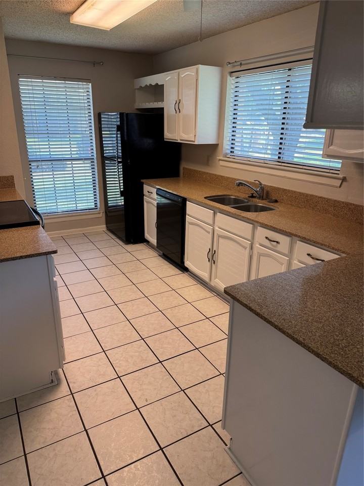 910 Bitternut Dr - Photo 5 of 7