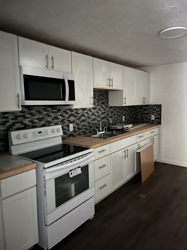 915 S Main St #101 - Photo 3 of 6