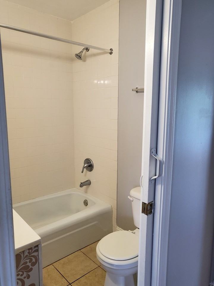 371 W. Old Indian Trail Rd #2 - Photo 5 of 8