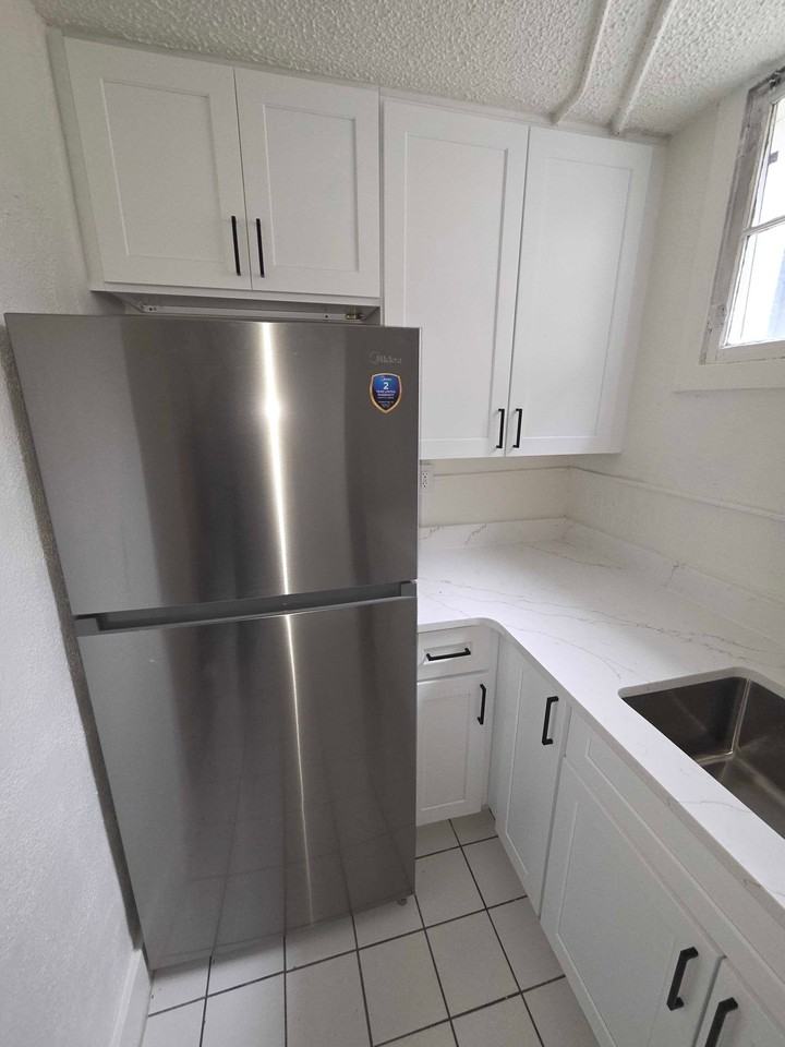 828 E St #6 - Photo 3 of 10