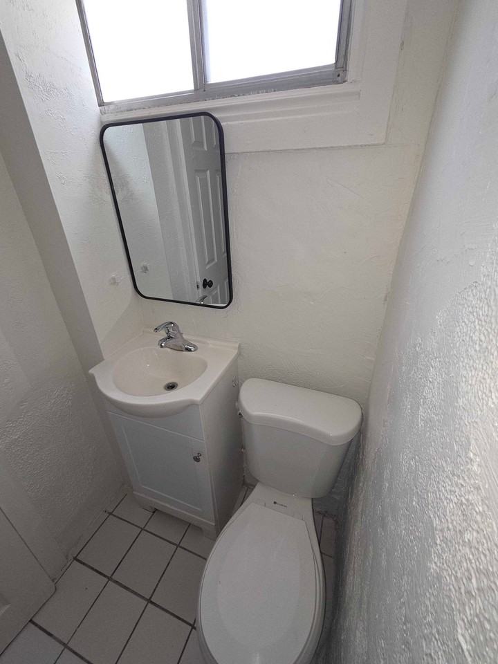 828 E St #6 - Photo 4 of 10