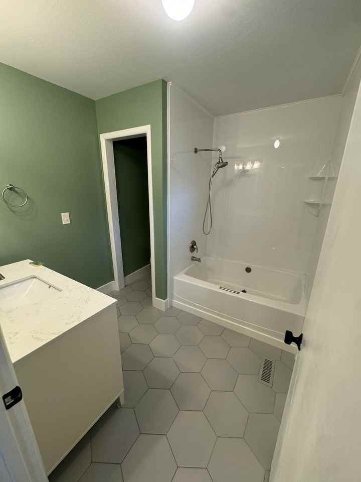 992 W Halcyon Dr - Photo 4 of 20