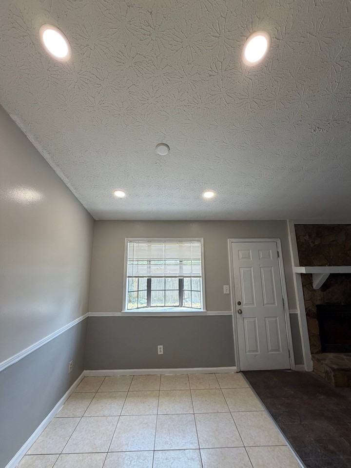 414 Crest Ct - Photo 2 of 7