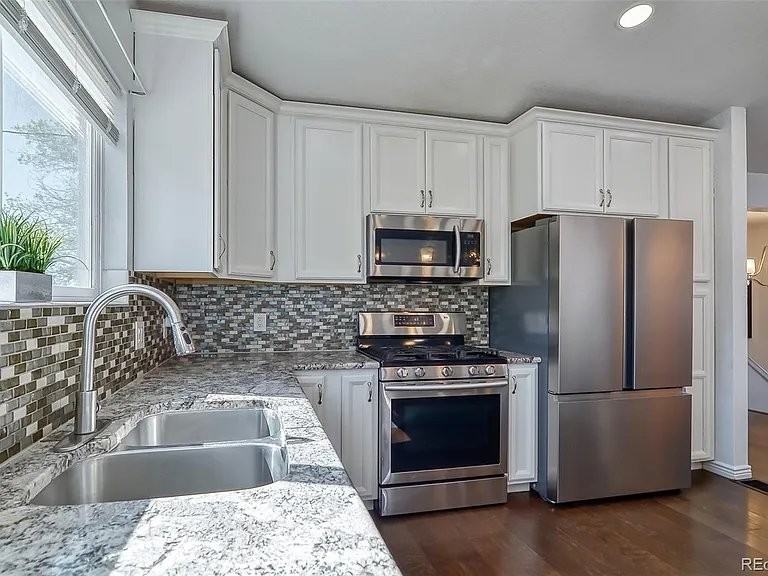 8246 S Dover St - Photo 4 of 15