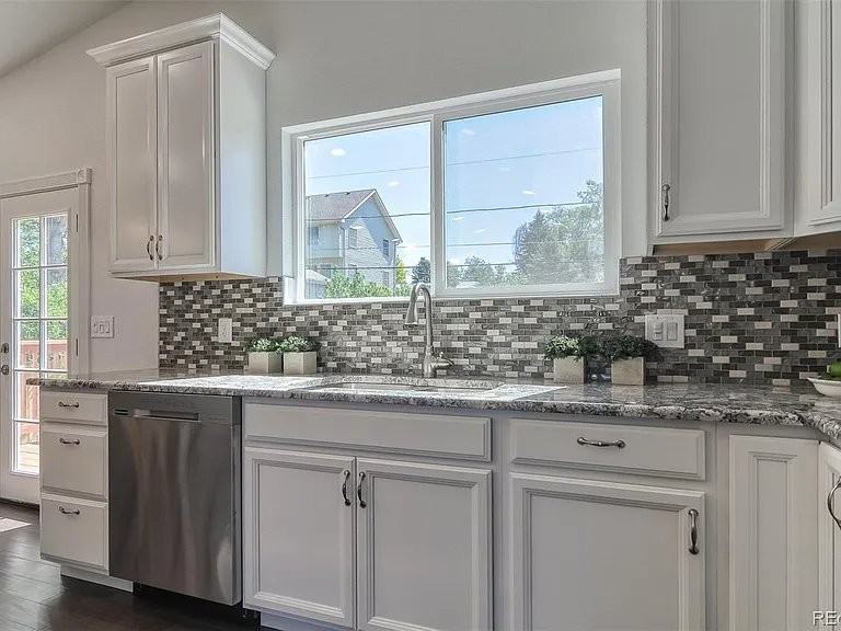 8246 S Dover St - Photo 6 of 15