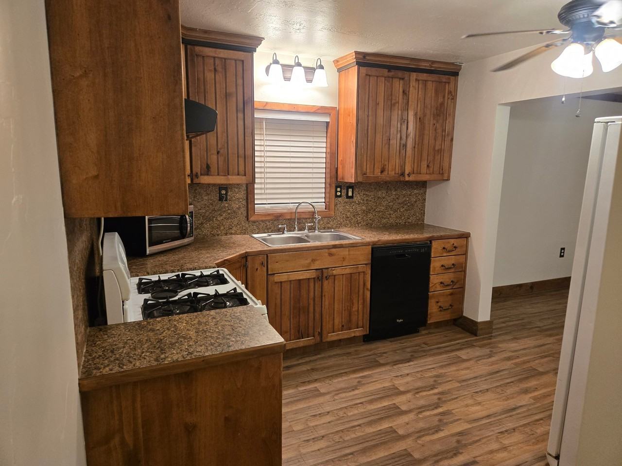 547 1st St - Photo 4 of 20
