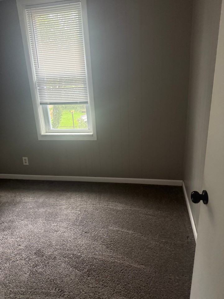 364 Corinne Ave - Photo 4 of 13
