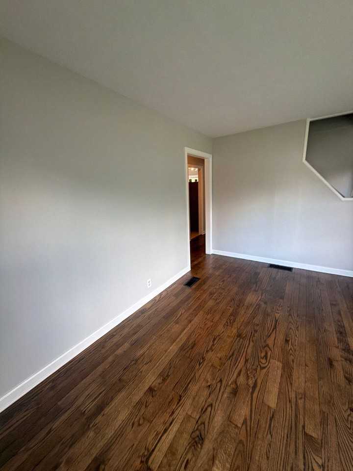 1617 E 45th St - Photo 4 of 19