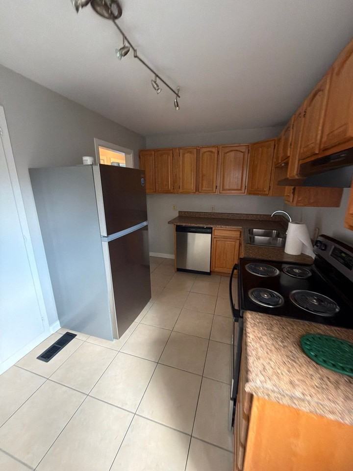 1617 E 45th St - Photo 6 of 19