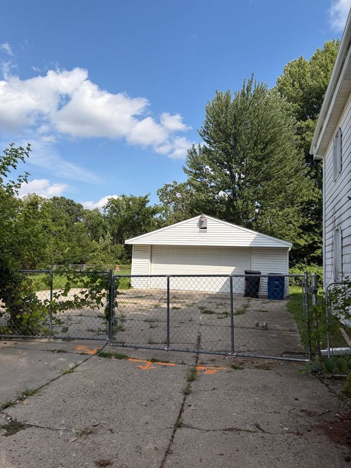 33569 Berville Ct - Photo 2 of 15