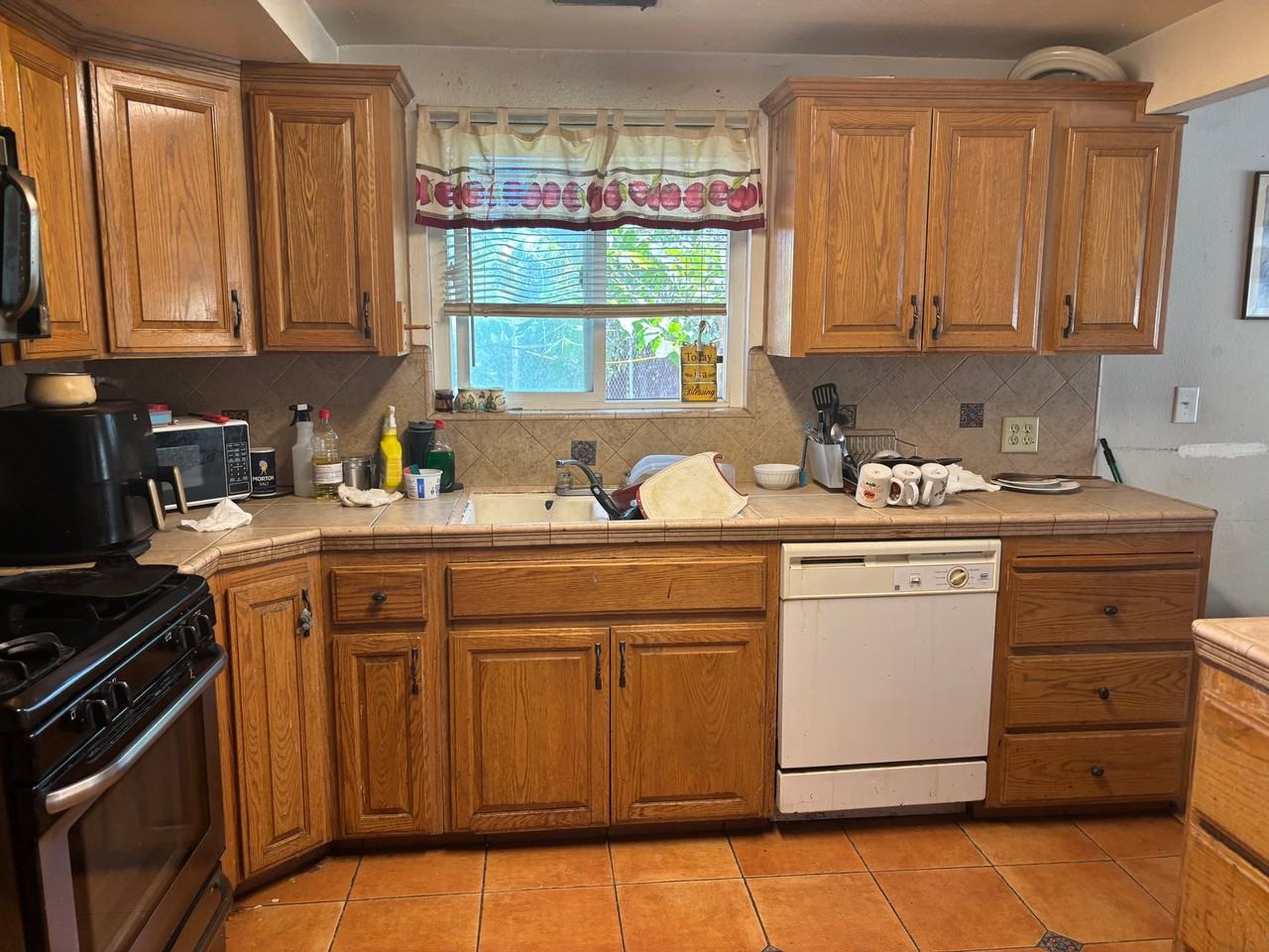 1169 Oak Ave - Photo 2 of 2
