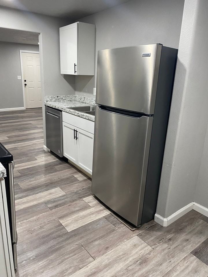 211 N 2nd St - Photo 4 of 13