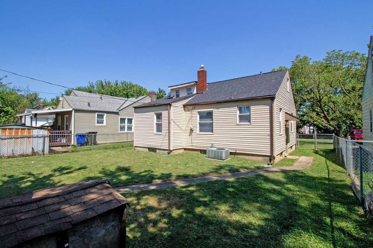 1059 Lawrence Dr - Photo 3 of 31