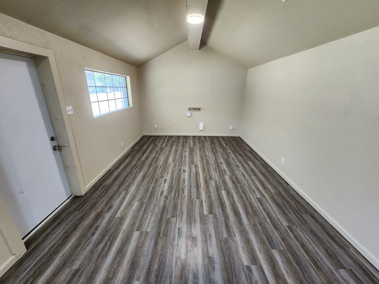 902 W 14th St #1 - Photo 2 of 10